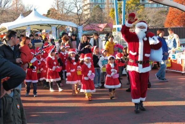 園内がサンタクロースだらけに！？よみうりランドで「キラキラクリスマス」開催中