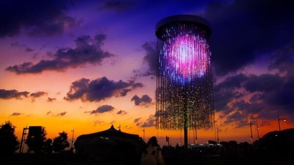 光と音の幻想的な空間が広がる！チームラボの「人と木々とクリスタル花火」が横浜で開催