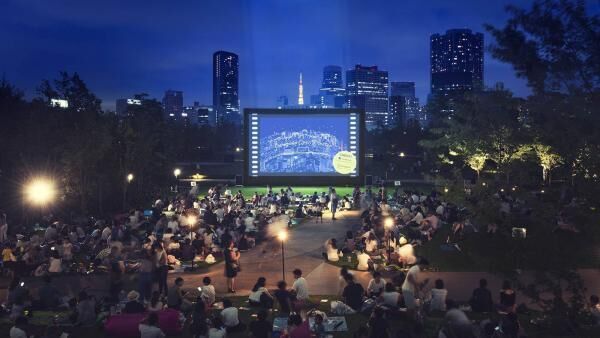 芝生の上で映画鑑賞を楽しめる「品川オープンシアター」が登場！恐竜がテーマのイベントも開催