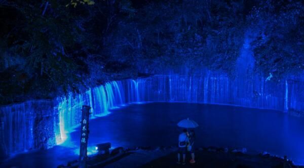 夏の軽井沢の夜を幻想的に！白糸の滝ライトアップ＆イリュージョンイベントが週末限定で開催