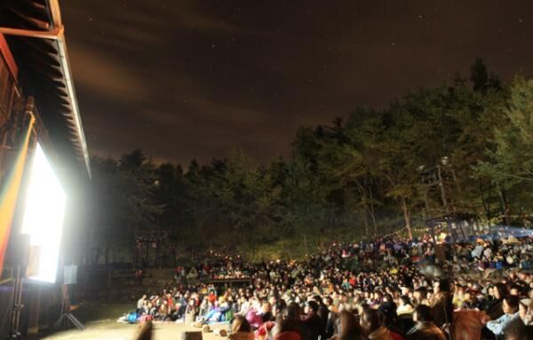 「夜空と交差する森の映画祭2017」が初の離島開催！幻想的なしゅわしゅわの世界を堪能