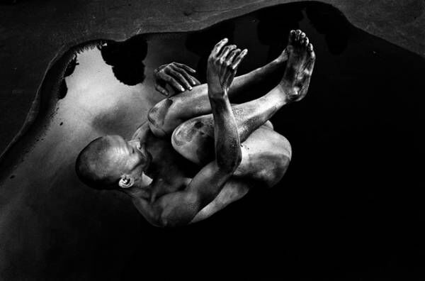 写真家・田原桂一とダンサー・田中泯が創り上げる《光と身体》のフォトセッション「光合成」