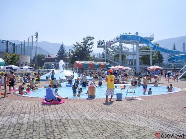 新潟県湯沢町・レジャープール オーロラで夏のプールを楽しもう！室内室外どちらもアリ