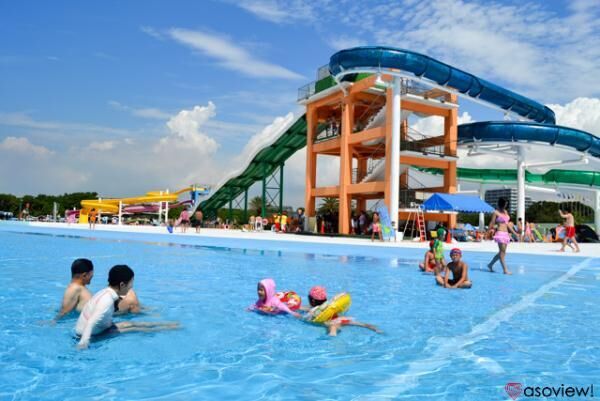 千葉・稲毛海浜公園プールで都会のリゾートを堪能しよう！プールと海で楽しさ2倍！