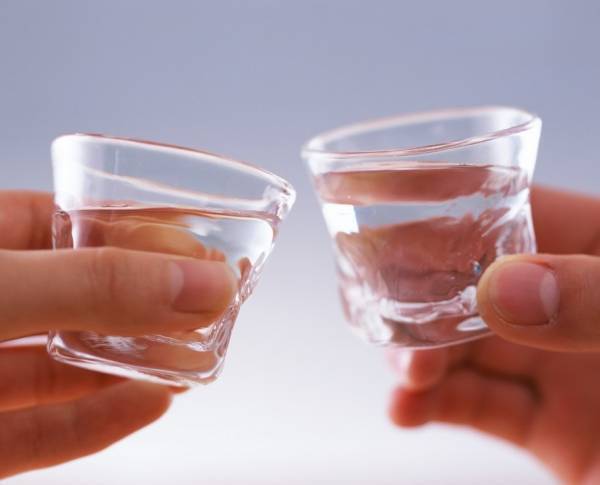 飲めば飲むほど強くなるはウソ！？アルコールを分解する仕組み