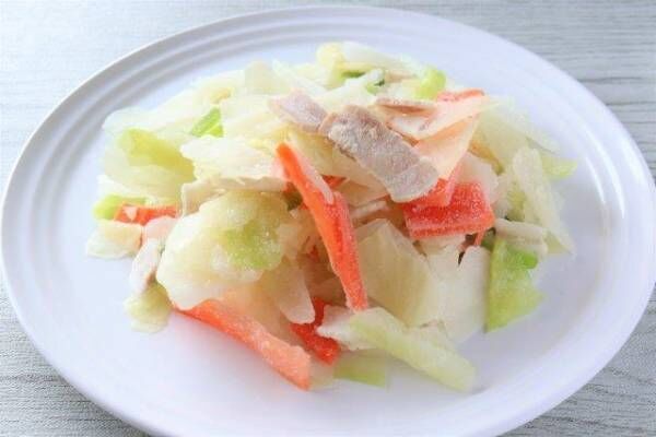 野菜不足の救世主。コンビニの「冷凍肉入りカット野菜」がすごい！