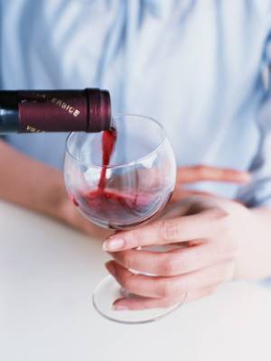 翌日もむくみ知らず！お酒を飲むときに取り入れるワザ3つ