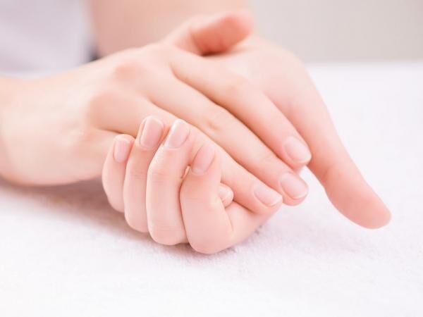 乾燥する手荒れからきれいな手と爪に！潤う保湿ハンドケア方法