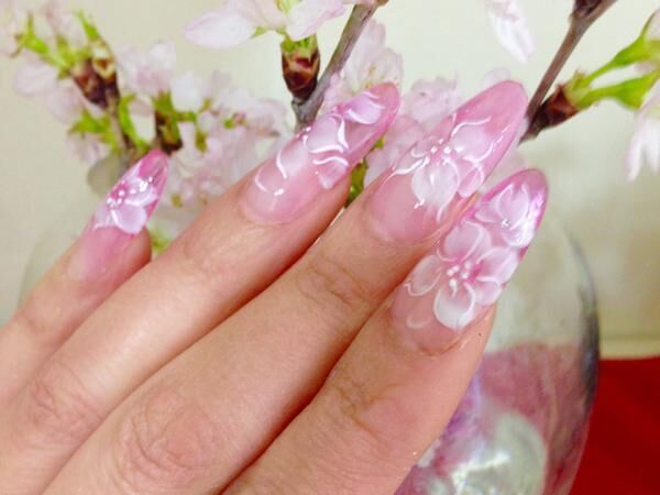 桜アートネイルが春にはピッタリ！人気のサクラ柄のピンク×ホワイトで爪先を華やかに