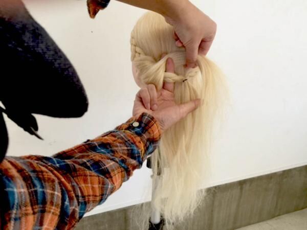 編み込みに髪を巻き付けるだけ！360度ゴージャスな個性派シニヨンアレンジのやり方