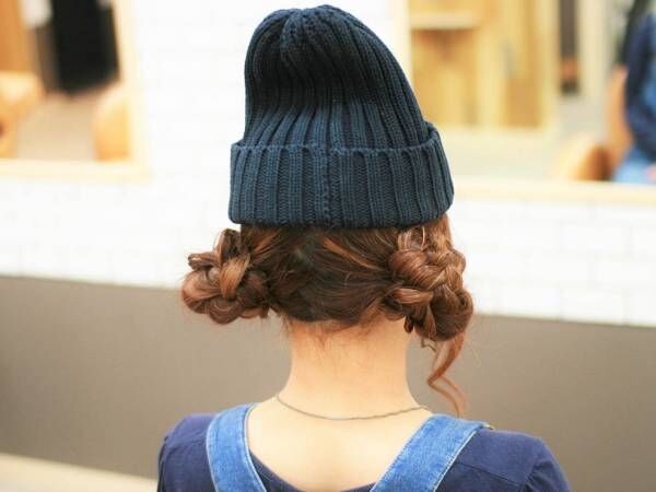 帽子×三つ編みヘアアレンジ☆ニット帽に似合うフラワーツインお団子ヘアスタイル