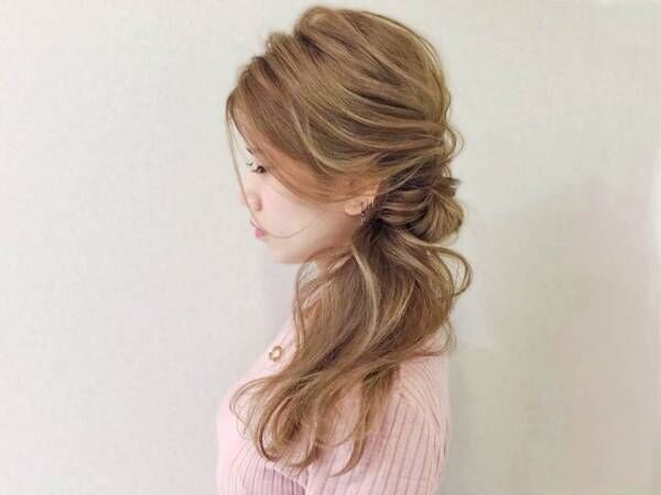 可愛さ120%☆ すぐできるサイドシニヨンヘアアレンジで差をつけよう