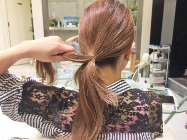 髪の毛を結んで作る結び目がかわいい！ノットヘア風簡単ひとつ結びヘアアレンジ