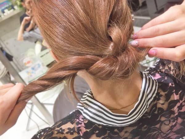 髪の毛を結んで作る結び目がかわいい！ノットヘア風簡単ひとつ結びヘアアレンジ