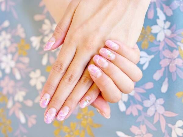 また来る春を待ち遠しむ。可憐な桜ネイルで指先をにぎやかに彩りましょう
