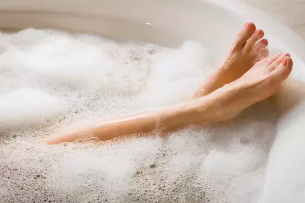 お風呂に入る女性の足