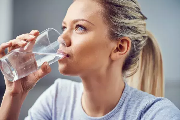 炭酸水を飲む女性