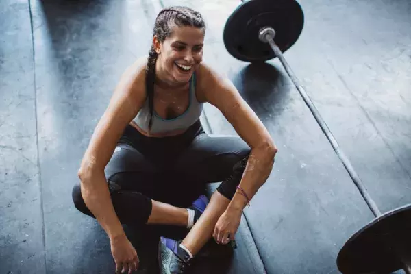 笑顔で座る運動後の女性
