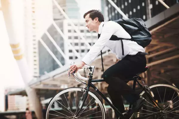 スーツで自転車に乗る男性
