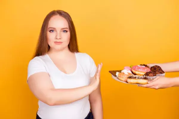 糖質の多い食べ物を拒否する女性