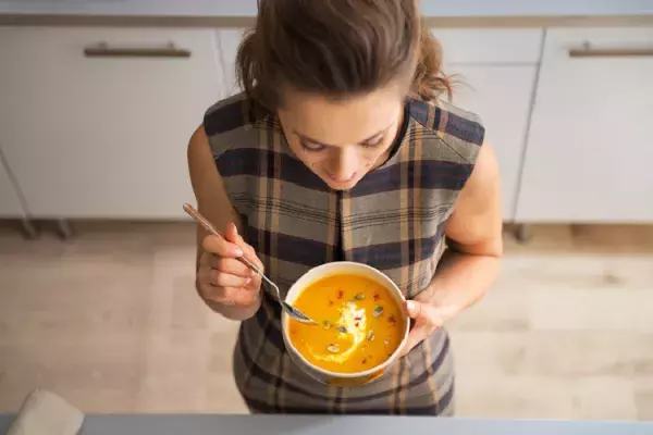 スープを飲む女性