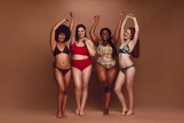 様々な体型の4人の女性