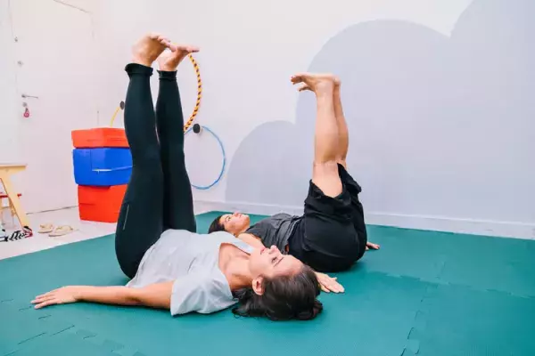 寝た姿勢で腸腰筋トレーニングを行う女性