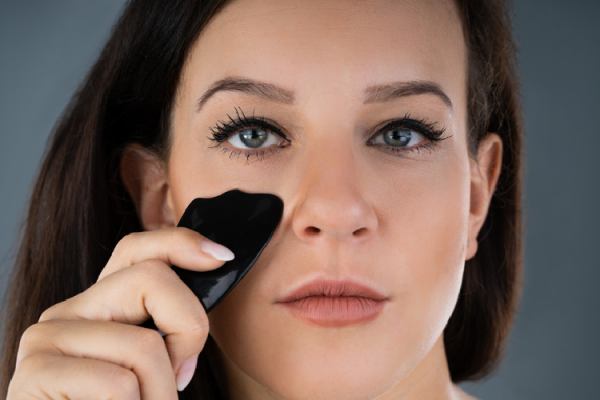 かっさを使って顔のマッサージ むくみ改善 化粧ノリもアップ ウーマンエキサイト 1 5