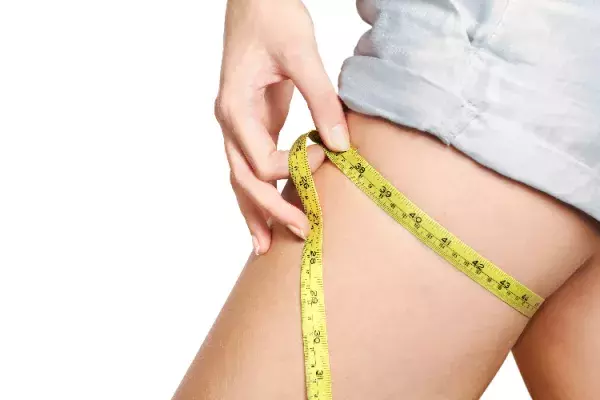 太もものサイズを測る女性