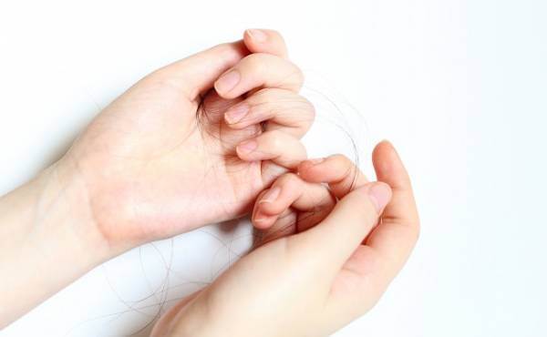 産後のひどい抜け毛にショック⋯夫の一言に救われた体験談