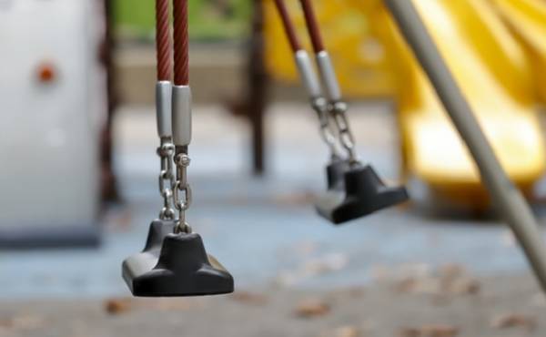 ブランコから落下で1歳次男の前歯が折れた！ 大後悔から得た教訓とは