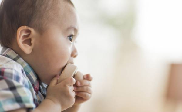 こんなものを！？ 家にあるアレを赤ちゃんが口に入れてしまって大焦り！