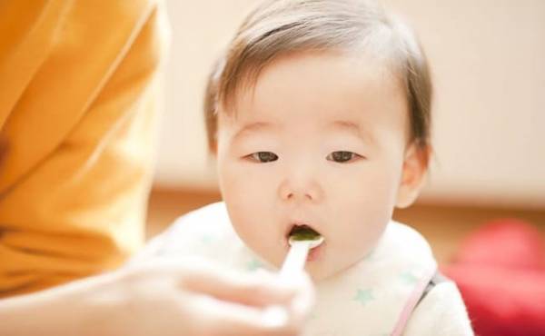 赤ちゃんに初めて食べさせる青魚とお肉は何がいい？【管理栄養士に相談】