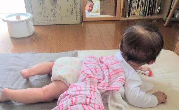 鏡を見ている赤ちゃん