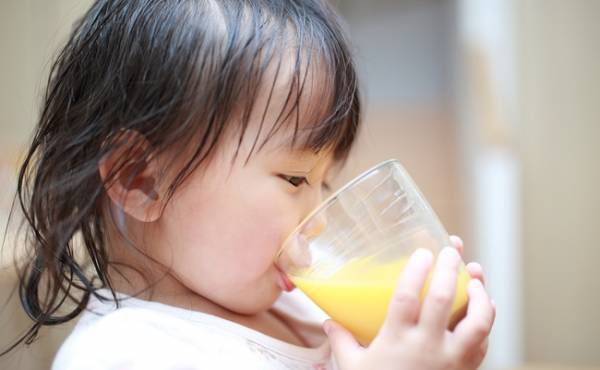 てぃ先生の育児ハックがスゴイ！子どもには「こぼさない！」じゃなくて？