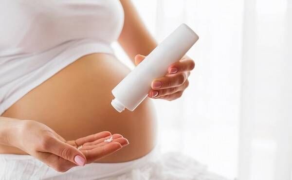 妊娠線予防クリームを塗るイメージ