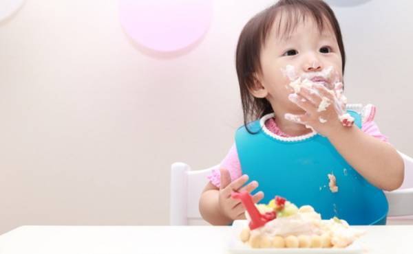 やめさせたい…遊び食べをする赤ちゃんに対応するときの3つのポイント