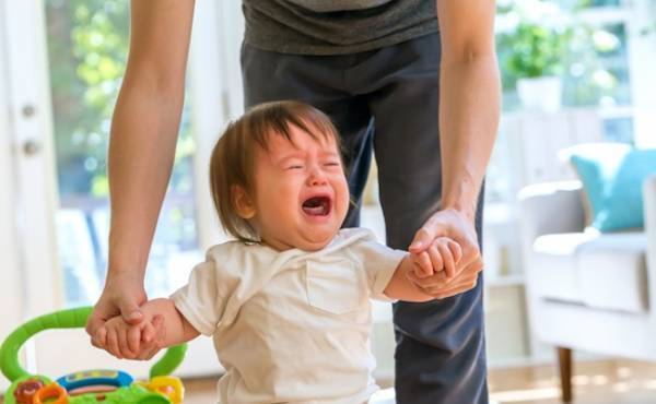ママ以外のパパやばあばに預けるとすぐ泣く赤ちゃんの対処方法【ラクに楽しく♪特集】