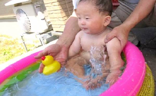 水遊びだけじゃない。0歳児の遊びに「ビニールプール」が大活躍！