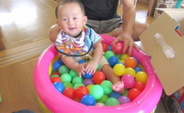 水遊びだけじゃない。0歳児の遊びに「ビニールプール」が大活躍！