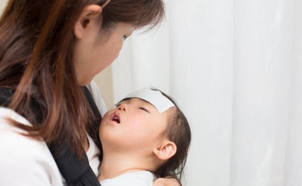 赤ちゃんの発熱は何度以上だと受診したほうがいいの？高熱の対処法は！？