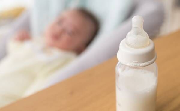 慣れない哺乳瓶イヤがる赤ちゃんのイメージ