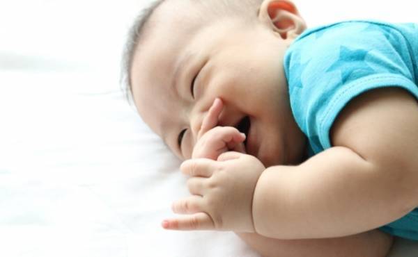 赤ちゃんが寝返りをできるようになる時期って？わが子3人はこうでした！