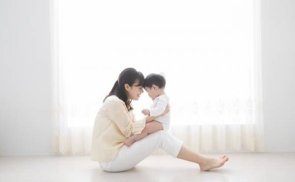 室内で遊ぶ赤ちゃんと母親のイメージ