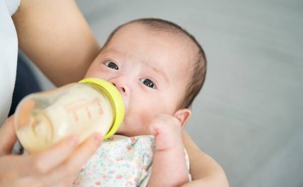 ミルクを飲む赤ちゃん
