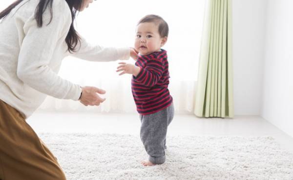 赤ちゃんがつかまり立ちを始めたら気を付けたい「お部屋の安全」