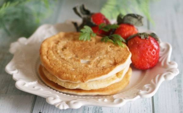 すぐできる！子どもが喜ぶ♪ ばななみるくパンケーキ【管理栄養士監修】