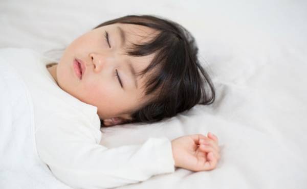 就寝時のエアコン「ちょうどいい設定」は？【3児ママ小児科医のラクになる育児】