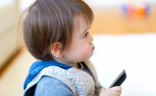 たまにならOK？ 赤ちゃんのテレビ視聴について助産師がアドバイス！