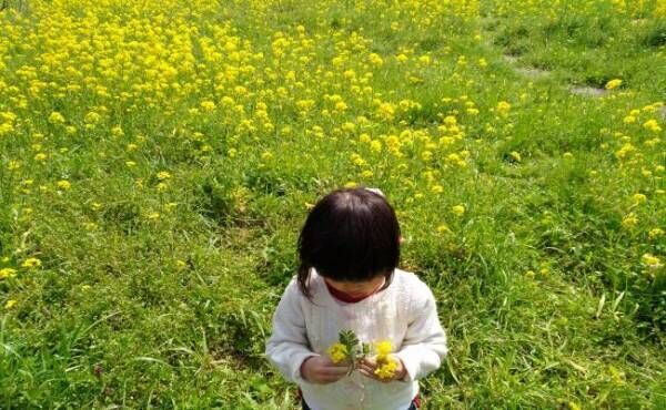 お外遊びしている子供